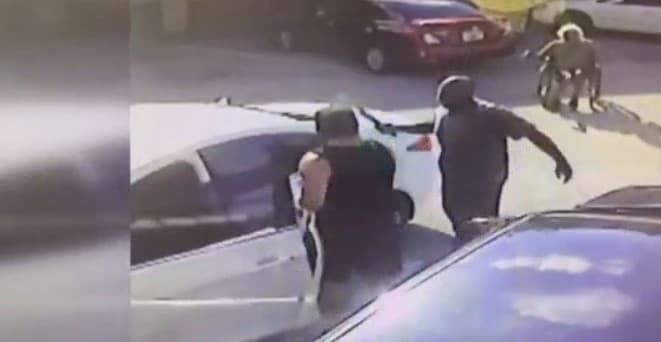 Captan en video feroz ataque a machete en el estacionamiento de un motel de Hialeah