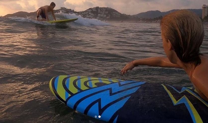 Además publicó esta fotografía donde se puede ver a su hijo Mateo surfeando, tal como lo hace su papá.