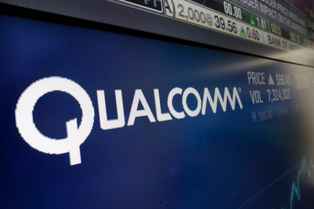 El logo de Qualcomm en la pizarra del índice Nasdaq