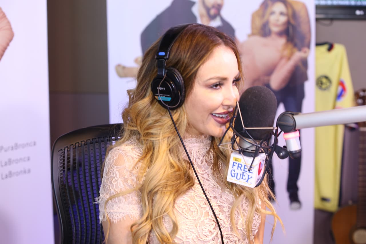 Sus ocurrencias al aire son divertidísimas y nunca para de reír.