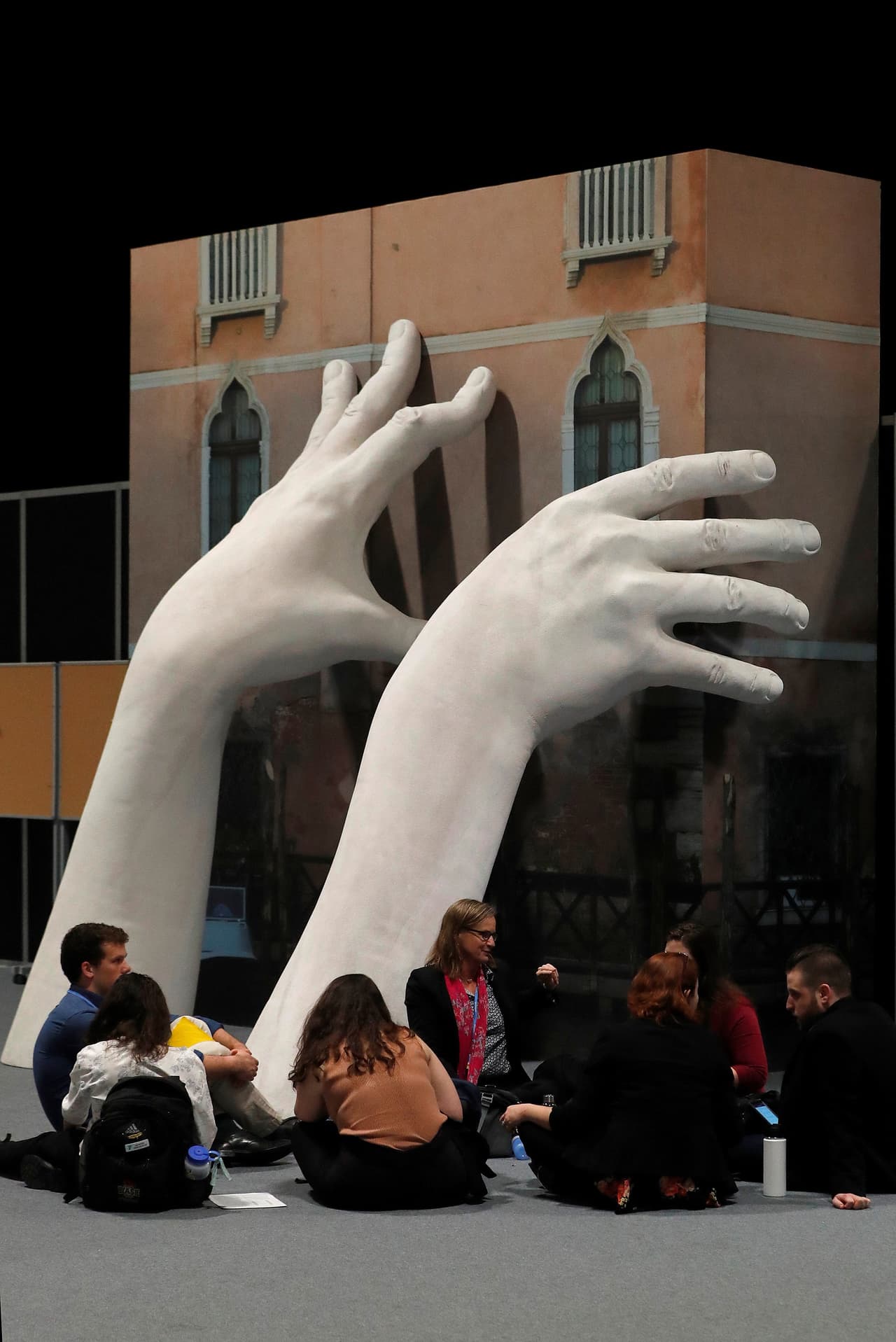 Representantes de las culturas haitianas, zapoteca y kawésqar, entre otras, han puesto de manifiesto “las conexiones que existen entre la crisis ambiental y el sistema económico”.
<br>