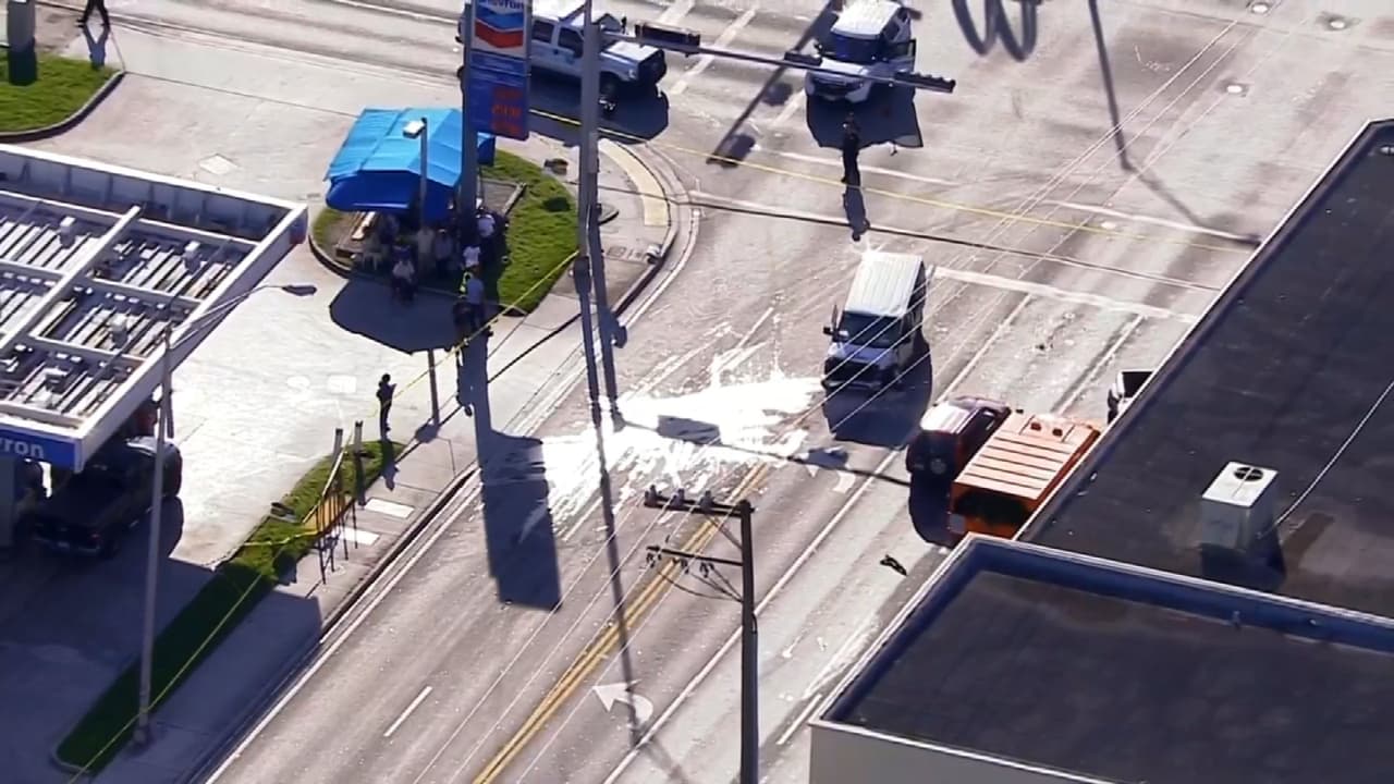 Camioneta se estrella contra parada de autobús en Miami y deja a tres personas heridas