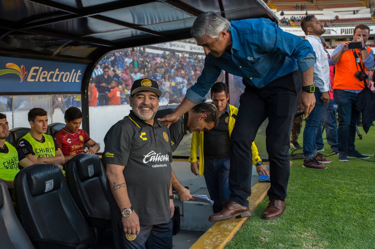 Como ha venido sucediendo desde que llegó a México, no hay quien no quiera pasar a saludar a Maradona y él se ha dejado querer.