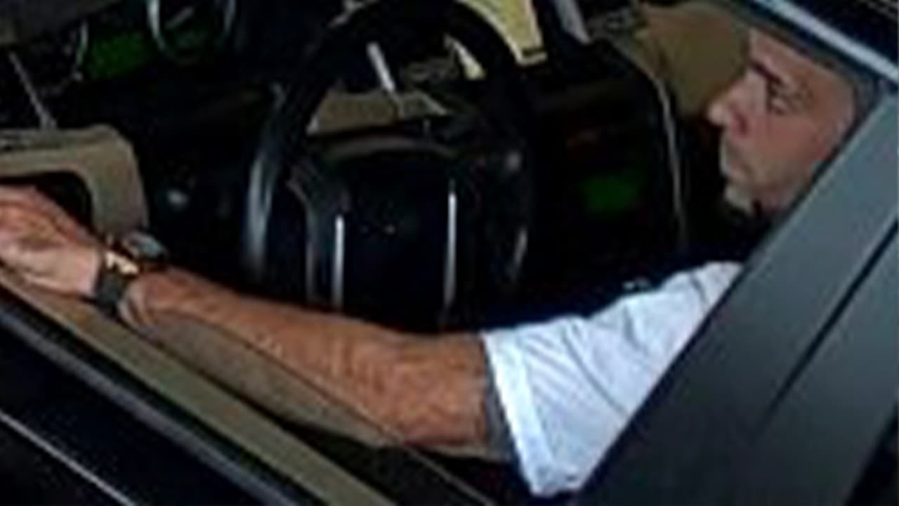 El sospechoso es descrito como hombre de raza blanca, midiendo unos 6 pies y con cabello color oscuro.