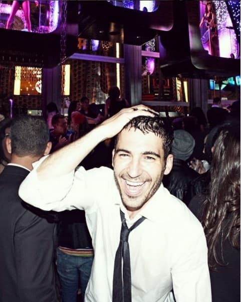 El apuesto y musculoso actor llega a la pantalla de UniMás para enamorarnos como ‘Alberto Márquez’ en la serie Velvet. Aquí te dejamos con las mejores del galán español más deseado por todas.