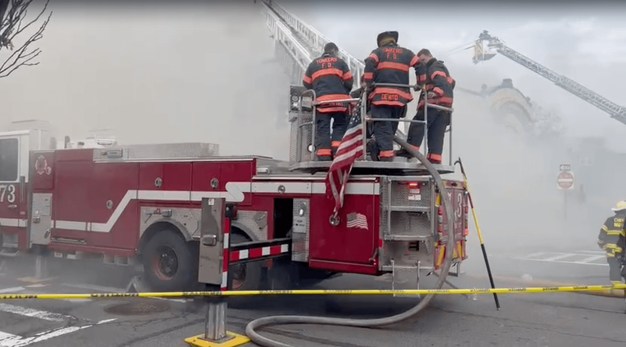 Así mismo un experto en demolición llamado para asistir en la escena, informó que es muy probable que tengan que demoler el edificio debido a los daños tan sustanciales que ha causado.
<br>