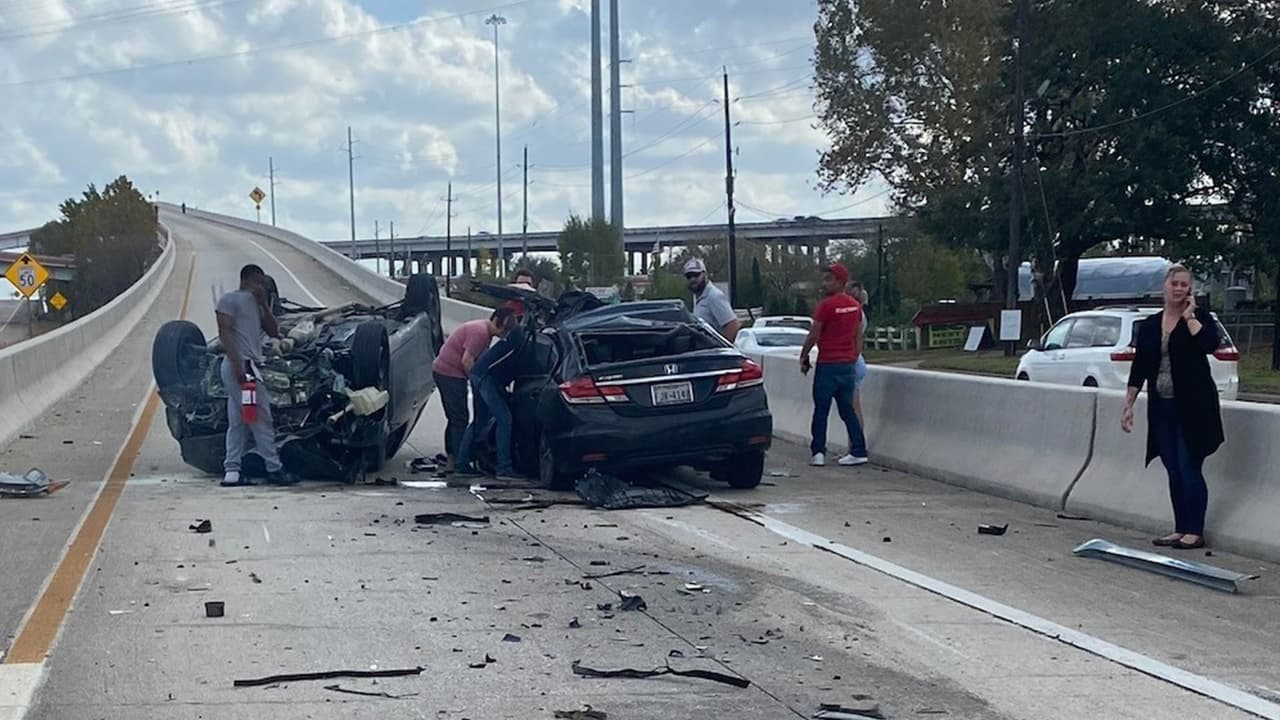 Mueren dos hombres luego de un accidente vehicular en Houston, presuntamente causado por uno de los fallecidos