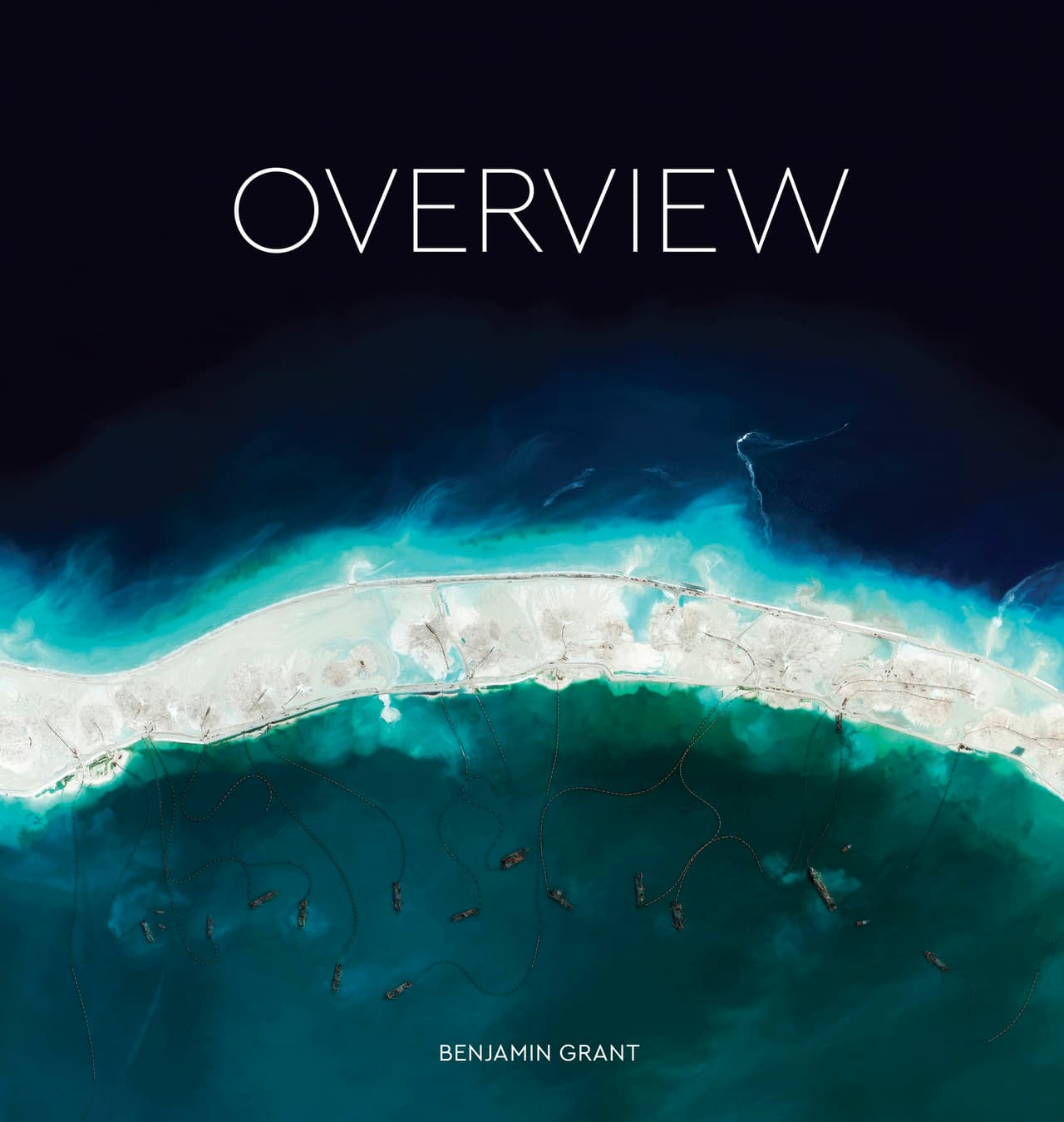 El libro Overview, de donde están tomadas las imágenes, es una colección de fotos de satélite en alta definición de nuestro planeta, que ofrece una perspectiva única. A partir de la cuenta de Instagram Daily OverviewInstagram, que Benjamin Grant comenzó en 2013, el autor recopila ahora 200 imágenes originales de agricultura, industria, arquitectura y naturaleza que dibujan increíbles patrones geométricos en la superficie de la Tierra.