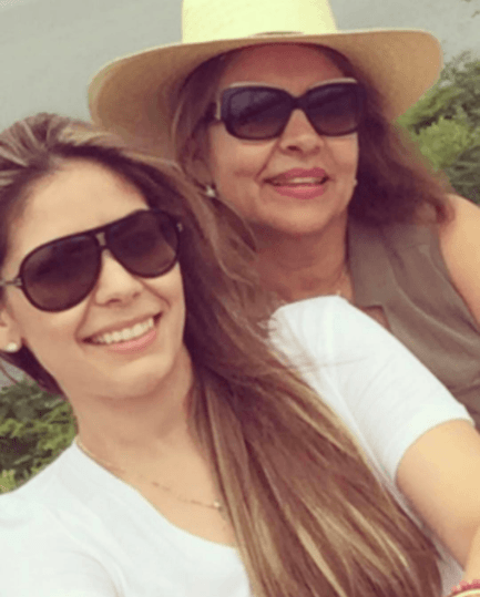 Aunque parece que la madre de
<b><a href="https://www.facebook.com/Evelyn-Sicairos-729241243764041/">Evelyn</a></b> también es toda una amante de los lentes de sol.