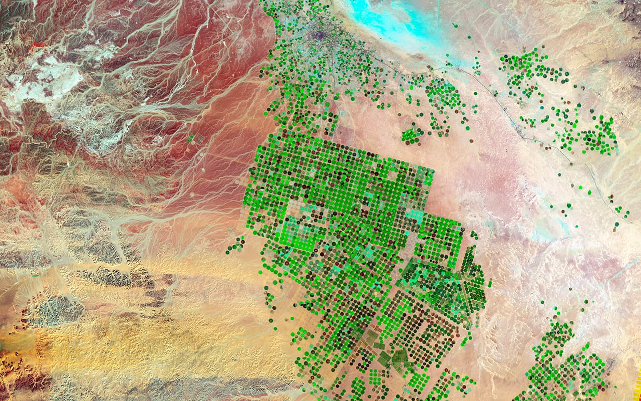 <b>Círculos de cultivos en el desierto 1: 17 de enero de 2012. </b>Esta es la misma zona en la cuenca de Wadi As-Sirhan que en 1987 estaba en su desértico estado natural. El desierto de Arabia tiene un acuífero debajo que data de la Edad de Hielo, explica la agencia espacial.
<b>Los saudíes han llegado a esta fuente de agua subterránea perforando pozos hasta un kilómetro debajo de las arenas del desierto. </b>
<br>