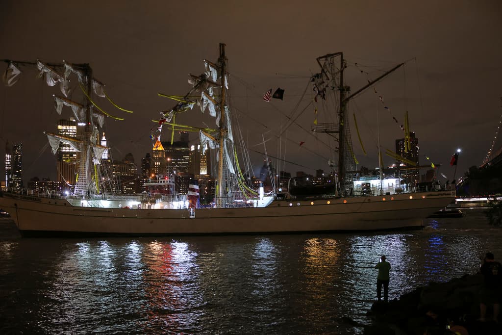 El
<b><a href="https://www.univision.com/local/nueva-york-wxtv/buque-de-la-marina-de-mexico-choca-contra-el-puente-de-brooklyn-en-nueva-york-video" target="_blank">buque escuela de la Armada mexicana</a></b>, en servicio desde 1982,
<b>llegó a Nueva York el martes 13 de mayo, con 277 personas a bordo</b>. Tras el accidente de este sábado 17 de mayo, algunos miembros de la tripulación quedaron colgando de los mastiles quebrados.