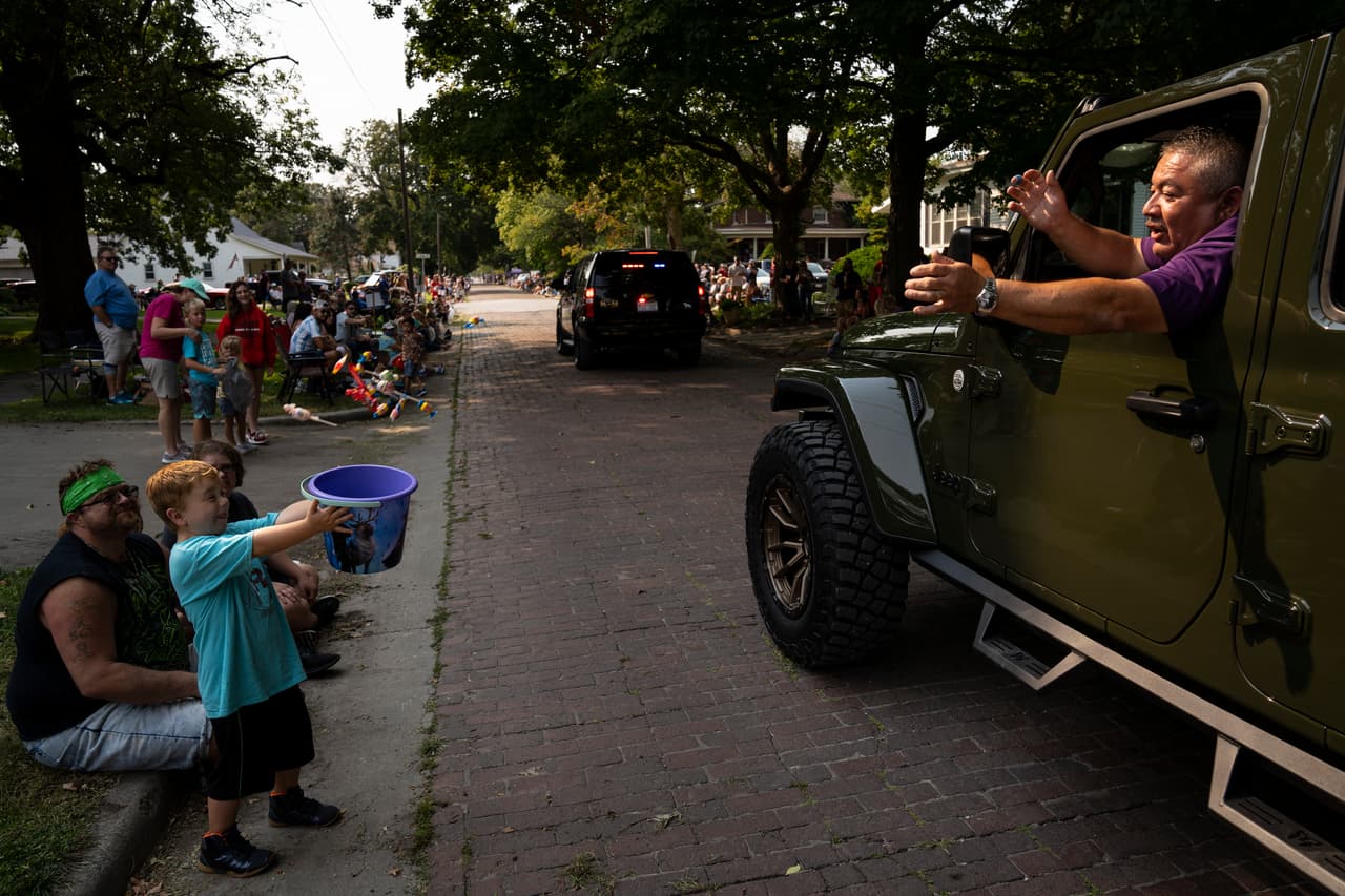 Jesús Garza, alcalde de Arcola, en Illinois, saluda a residentes de la localidad.