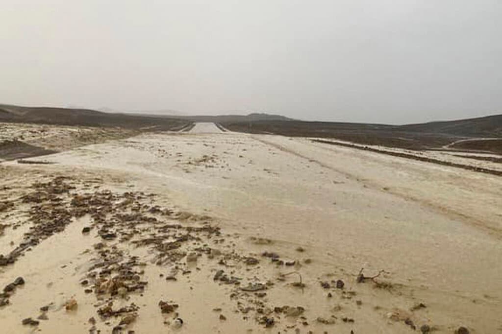 Unas 1,000 personas estaban atrapadas en el parque tras el cierre, informaron las autoridades este viernes. Sin embargo, “el arduo trabajo de los equipos de carretera permitió que
<b>los visitantes que antes no podían evacuar de los hoteles del área pudieran salir conduciendo cuidadosamente con escoltas policiales”</b>, informaron este sábado.