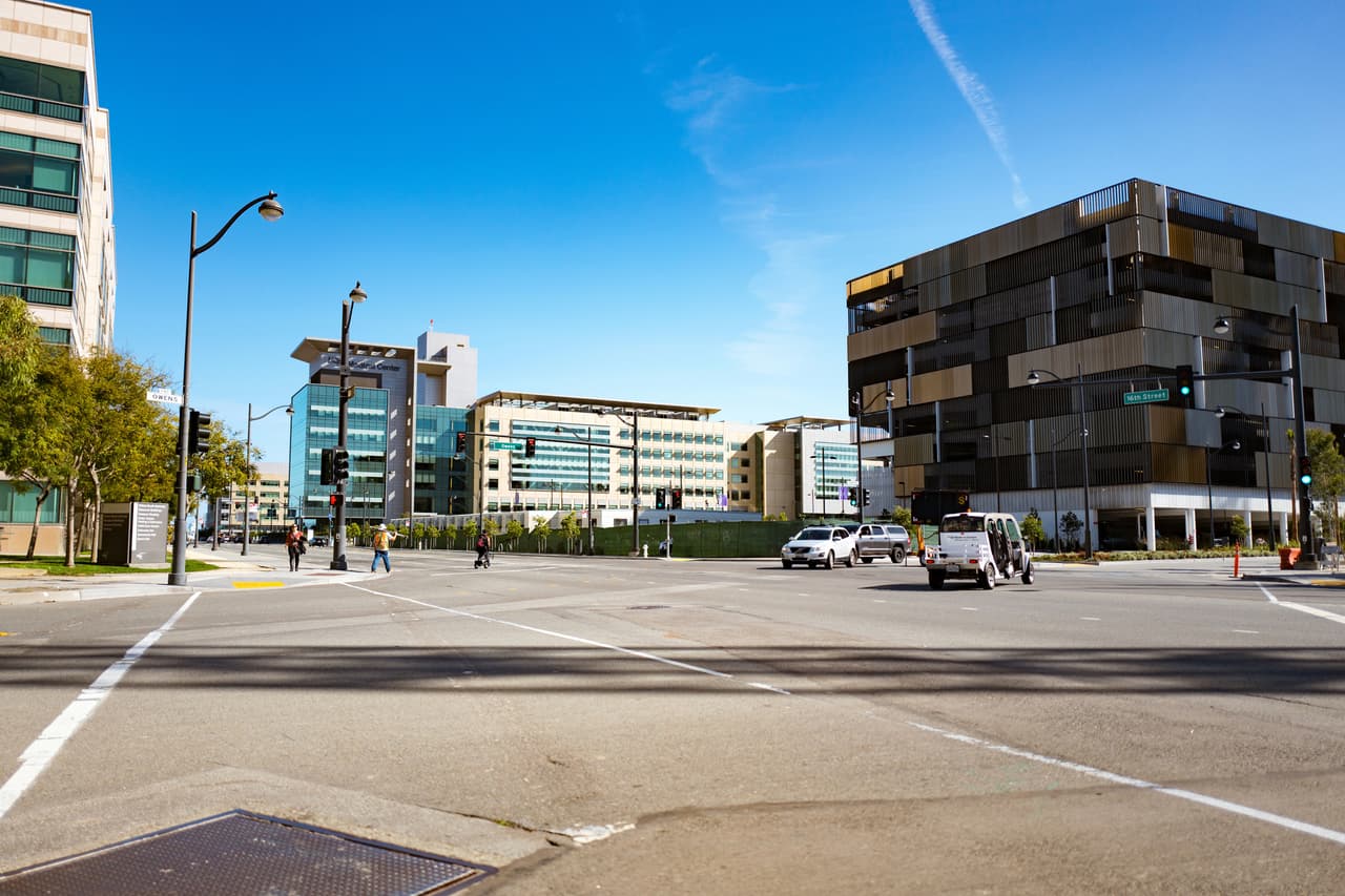 En el puesto 1 se encuentra el Centro Médico UCSF, ubicado en 505 Parnassus Ave, San Francisco, CA 94143.
<br>
<br>−Puntaje: 92.0.
<br>−Número de camas: 782.
<br>−Especialidades: anestesiología, cardiología, psiquiatría infantil y adolescente, dermatología, diabetes, gastroenterología, cirugía general y visceral, ginecología y obstetricia, cuidado de la memoria, neurología, oftalmología, cirugía oral y maxilofacial, otorrinolaringología, cuidados paliativos, pediatría, cirugía plástica, psiquiatría, neumología, oncología radioterápica, radiología, reumatología, traumatología y urología.