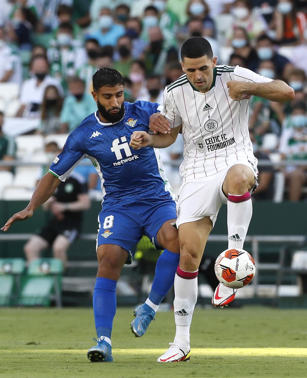 El Real Betis remonta y gana el partido ante el Celtic 4-3, enla primera jornada de la fase de grupos de la Liga Europa que se llevó a cabo en el Benito Villamarín de Sevilla. Albian Ajeti (13') y Josic Juranovic (27') ponían arriba al equipo visitante, pero los béticos reaccionaron y fueron Juan Miranda, Juanmi Jimenez con doblete y Borja Iglesias quienes le dieron la victoria al local. Tony Ralston le dio el tercero al 87'.