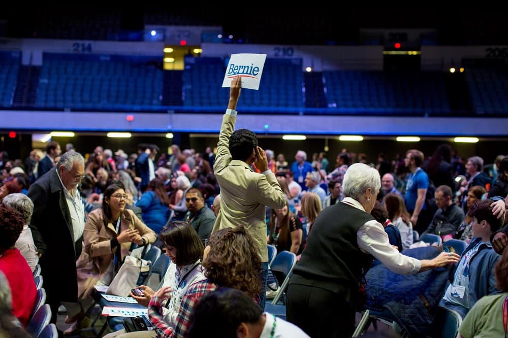 El evento se puede seguir nuestra
<b>página web (en <a href="https://www.univision.com/noticias/elecciones-en-eeuu-2020/en-vivo-foro-presidencial-democrata-elecciones-estados-unidos-2020-noviembre-16" target="_blank">español</a></b> e
<b><a href="https://www.univision.com/noticias/elecciones-en-eeuu-2020/live-democratic-party-presidential-forum-united-states-elections-2020-november-16" target="_blank">inglés</a></b>)
<i>, </i>
<b>Facebook, (en <a href="https://www.facebook.com/univisionnoticias/" target="_blank">español</a> e <a href="https://www.facebook.com/fusiontv/" target="_blank">inglés</a>)</b>
<b>YouTube (en <a href="https://www.youtube.com/watch?v=-_8ZRyk_-M0" target="_blank">español</a> e <a href="https://www.youtube.com/watch?v=NBSemgTGJQ4" target="_blank">inglés</a>) y <a href="https://twitter.com/UniNoticias" target="_blank">Twitter</a>.</b>