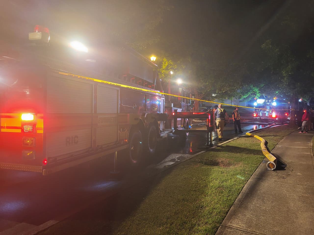 Los bomberos del condado de Gwinnett dijeron que respondieron a un incendio en una casa poco después de las 8:32 p.m. en Crestside Ridge en Snellville.
