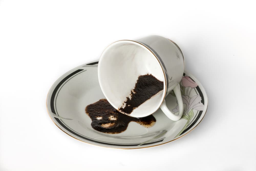 Por otro lado, los símbolos que se dibujen sobre el asa o en su contorno se refieren al hogar y los que se encuentran en el centro se refieren a un futuro lejano, a sucesos que podrían o no llegar a concretarse en el destino de la persona.