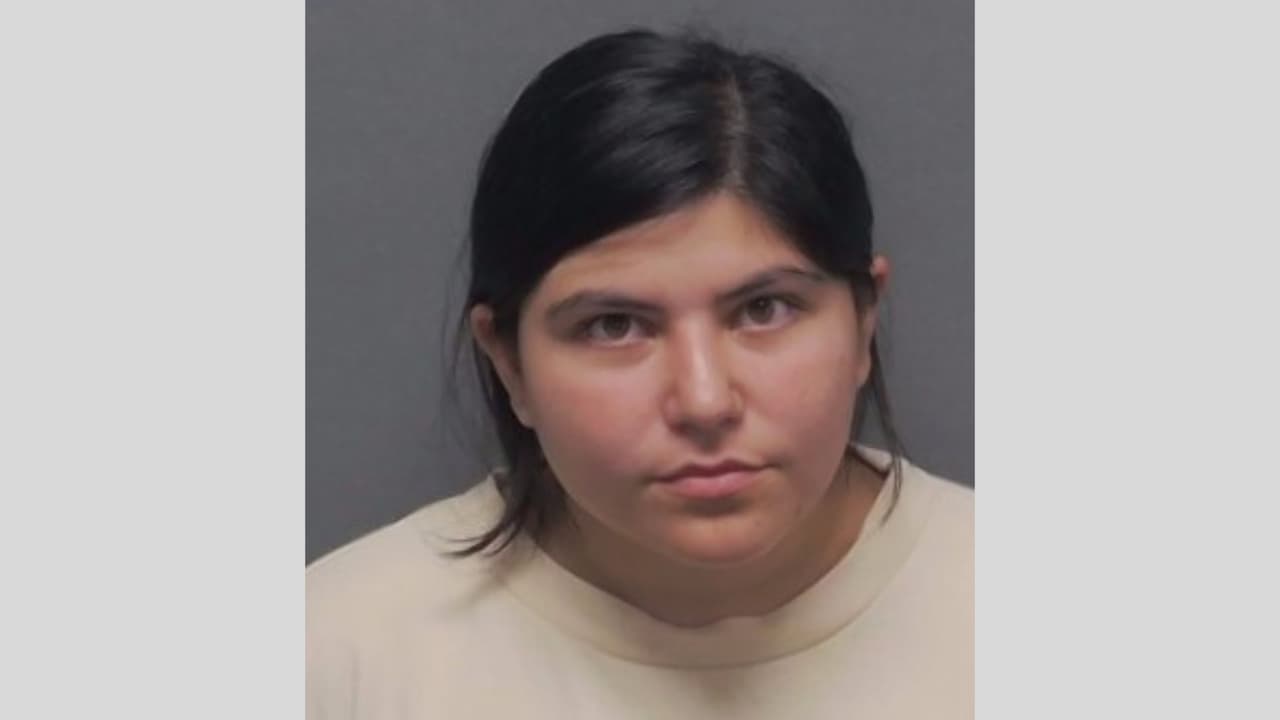 David Morales Mata fue arrestado bajo
<b> cargos de crueldad animal y manipulación de evidencia; el juez le puso una fianza de 10 mil dólares. </b>
<br>
<br>Clarissa Morales Gaytán también fue arrestada bajo el cargo de
<b>dar información falsa al hacer un reporte policiaco; su fianza se fijó en mil 500 dólares.</b>