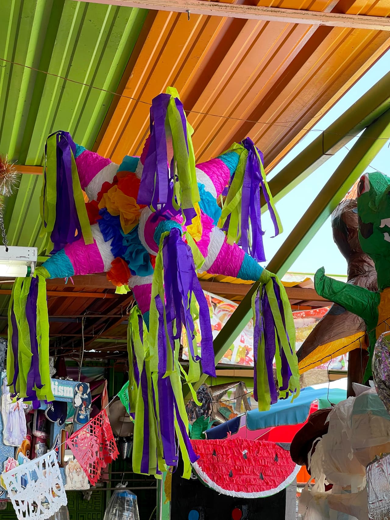 Además, la ciudad de Los Ángeles tiene “un gran mercado comercial de piñatas y de distribución de piñatas para todo el país. Las piñatas pasan por Los Ángeles, y tenemos nuestro propio distrito de piñatas en el centro de la ciudad. Así que no es solo la forma en que las piñatas entraron en nuestras vidas en términos de cultura moderna y popular, sino que definitivamente somos un epicentro de piñatas”, dijo Zaiden.