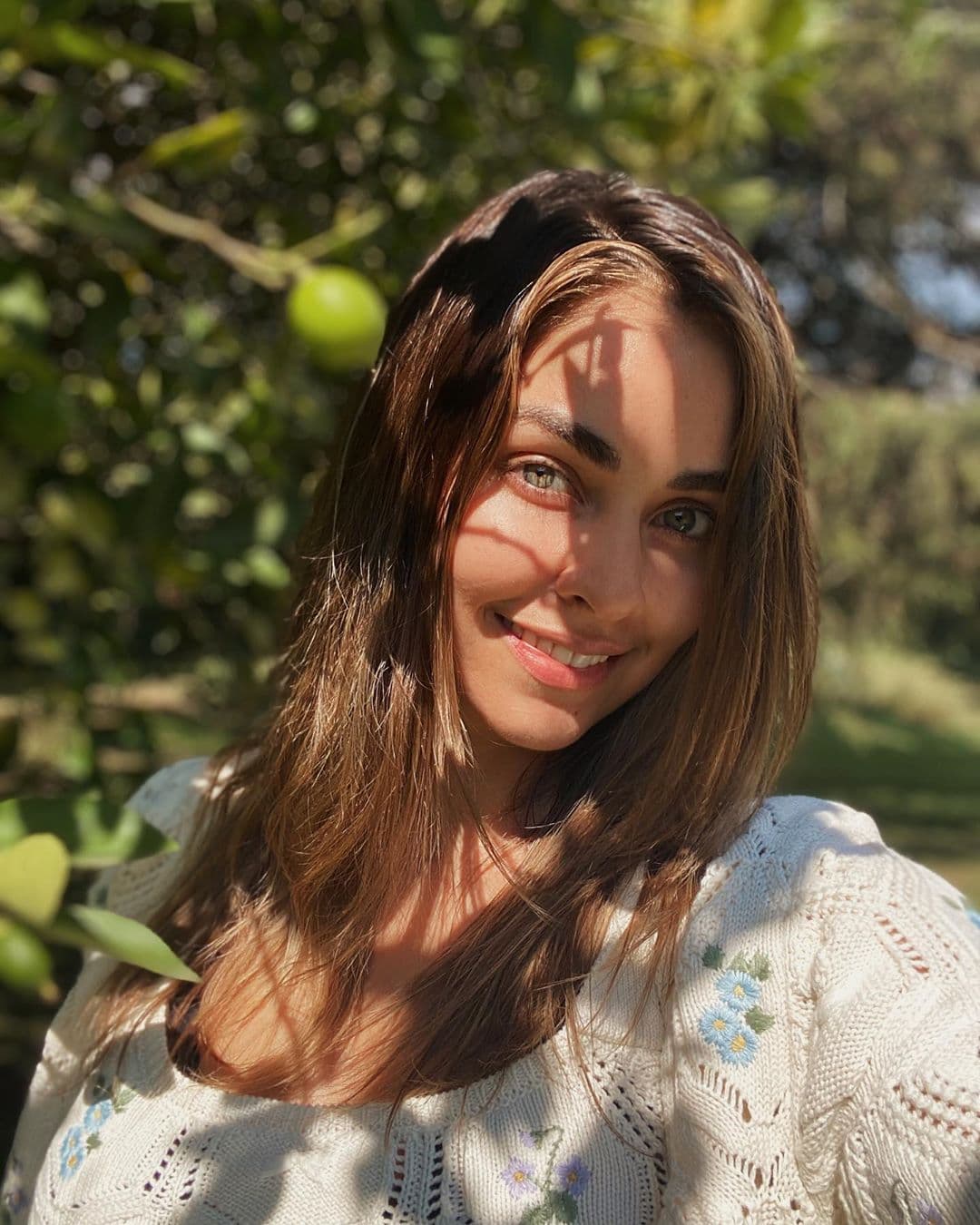 La actriz es optimista al asegurar que cada persona debe encontrar lo bonito del momento por el que están pasando los habitantes de todo el mundo pues "dentro esta tormenta poco a poco llegará la calma".