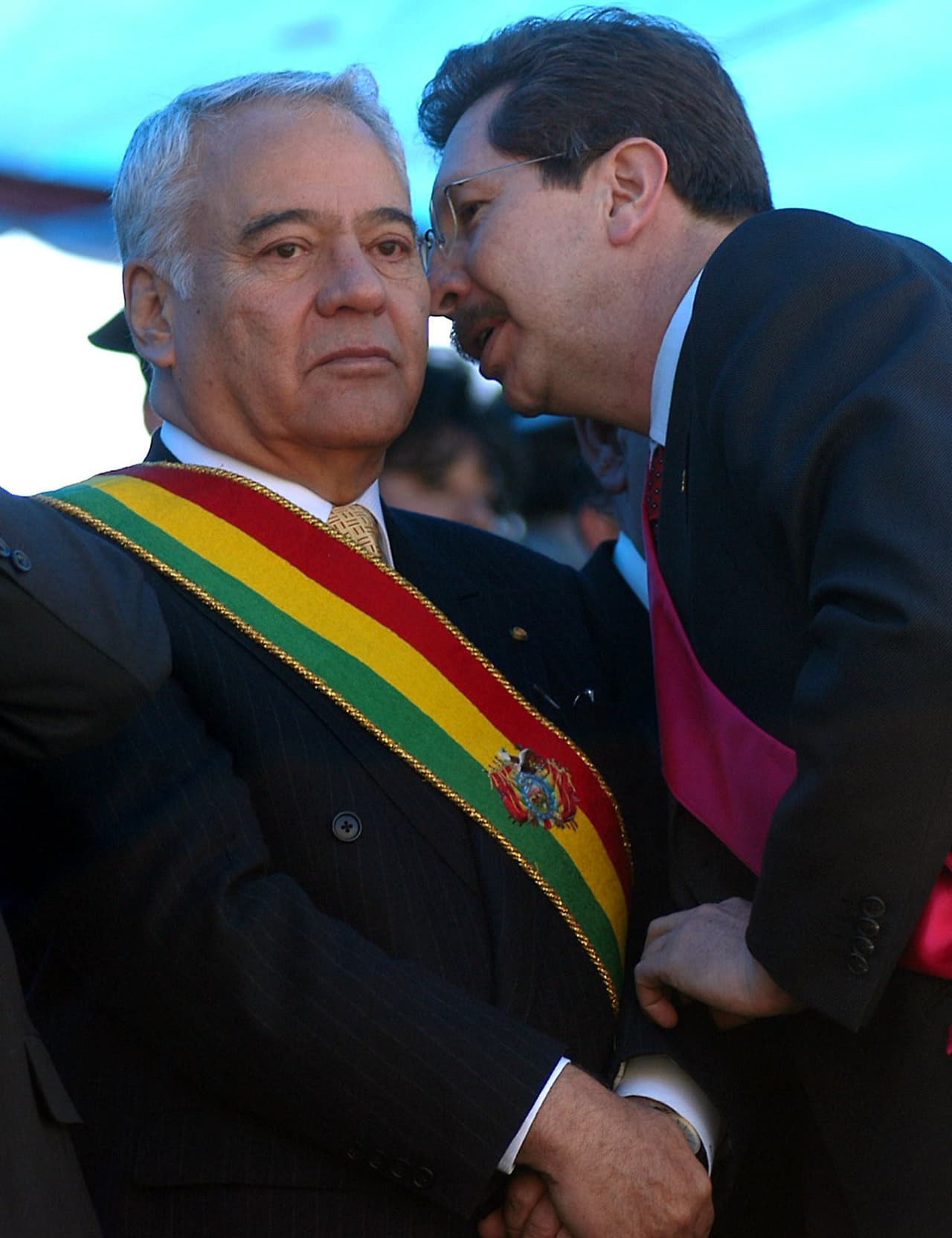 BOL05 LA PAZ (BOLIVIA ), 02/02/07.- Foto de archivo que muestra al ex presidente de Bolivia, Gonzalo Sánchez de Lozada (i), junto al ex ministro de Defensa, Carlos Sánchez Berzaín (d). La Corte Suprema de Bolivia divulgó hoy, viernes 2 de febrero, un edicto que ordena la busca y captura de ambos ex funcionarios y del ex ministro de Hidrocarburos, Jorge Berindoaque, los tres residentes en Estados Unidos. Sánchez de Lozada está acusado de "genocidio" por la muerte de 63 personas en la represión de protestas ocurrida a finales de 2003 contra un proyecto para exportar gas a Estados Unidos por puertos de Chile, y de otros ocho delitos. El fiscal del caso, Milton Mendoza, declaró que con la publicación de ese edicto se pasará la orden de detención de la Policía boliviana a la Interpol. EFE/Martin Alipaz