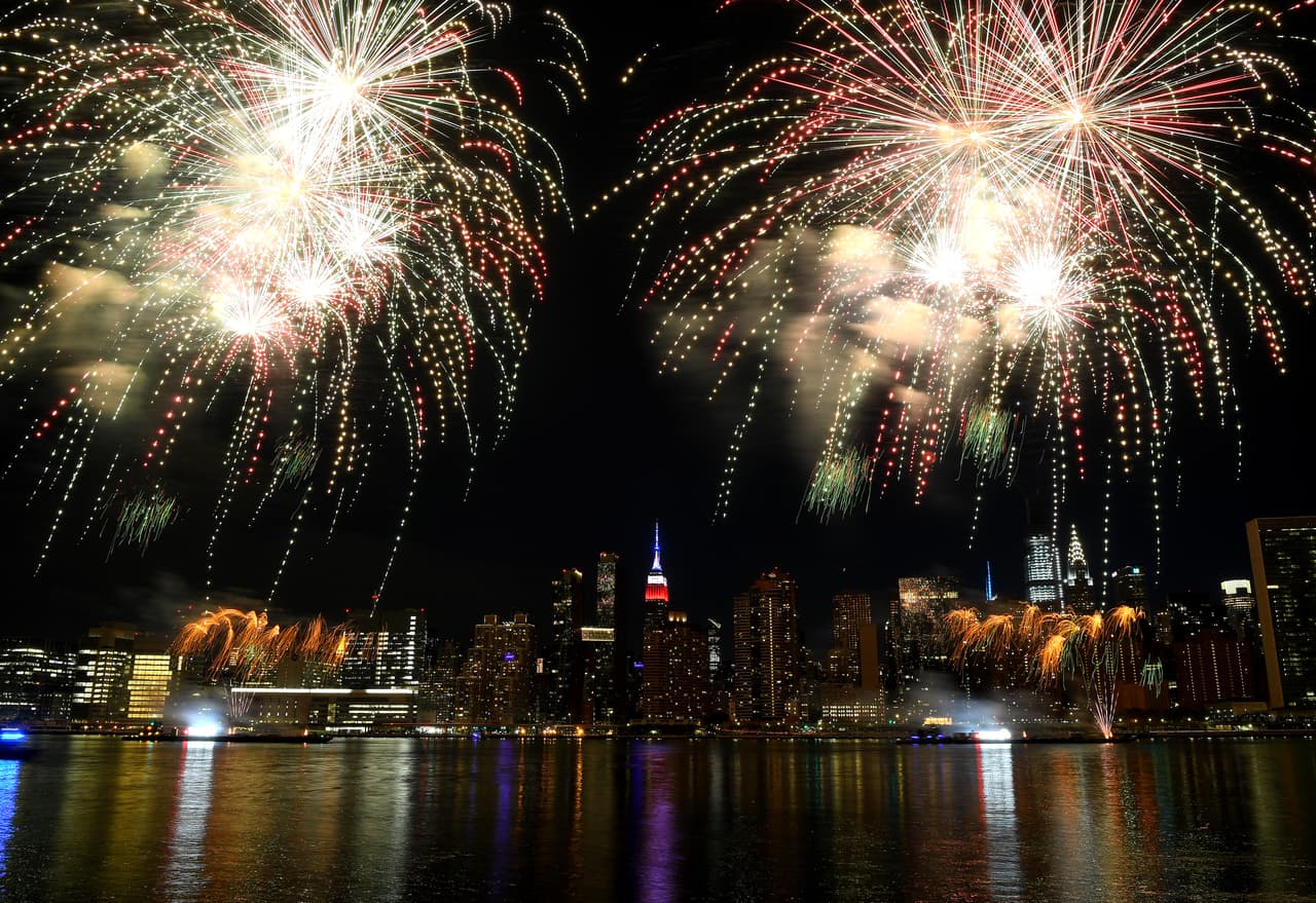Cada día, Macy's lleva porciones de cinco minutos de su exhibición anual a lugares selectos en el agua y en la tierra a través de los cinco distritos de la ciudad de Nueva York.