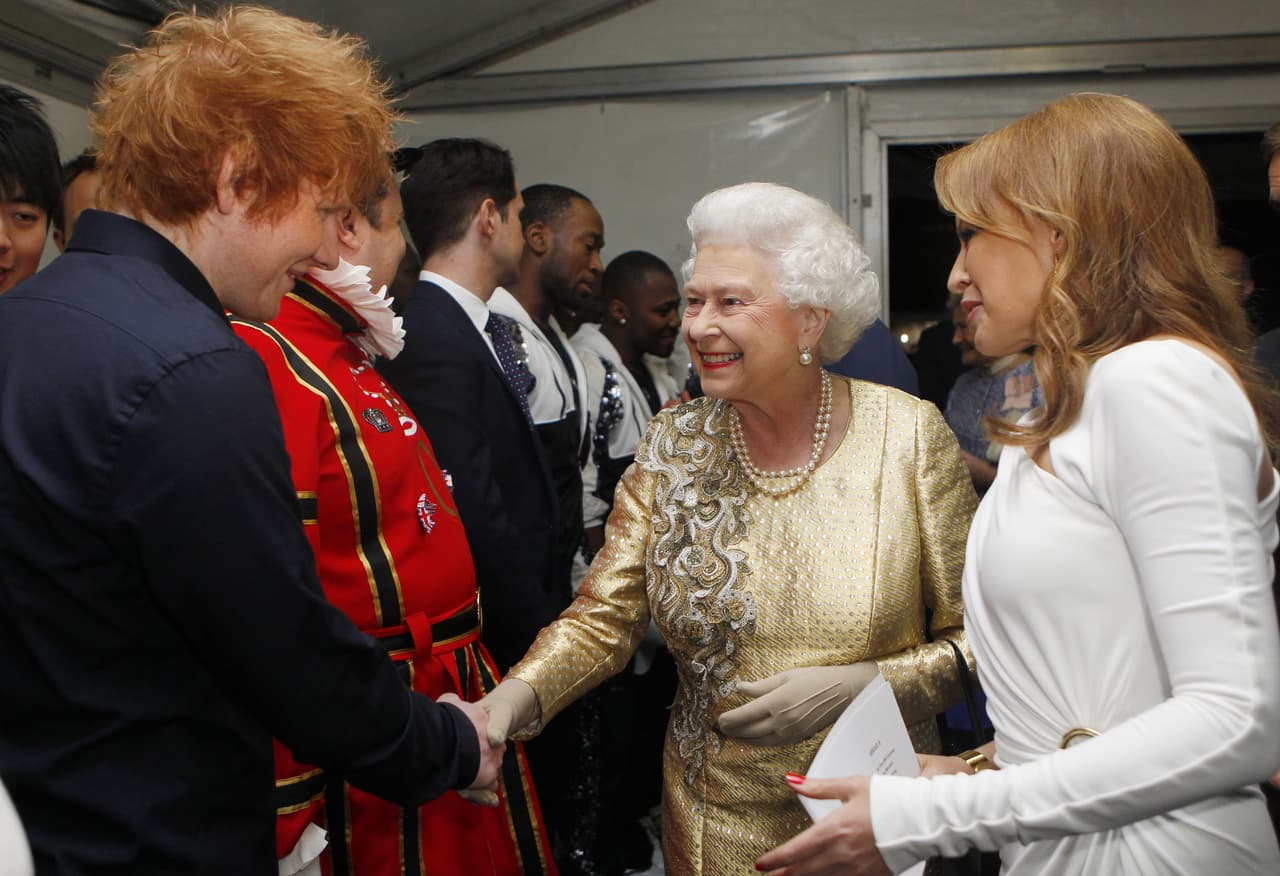 <b>Ed Sheeran</b>
<br>
<br>En el 2012, Ed Sheeran conoció a monarca británica. La también artista Kylie Minogue, lo presentó con la Reina Isabel ll en el backstage del Jubileo de Diamante la monarca. El intérprete de ‘Shape Of You’, tuvo el honor de ser el artista con más participación en las celebraciones de aniversario de la ascensión al trono de la Reina Isabel II.