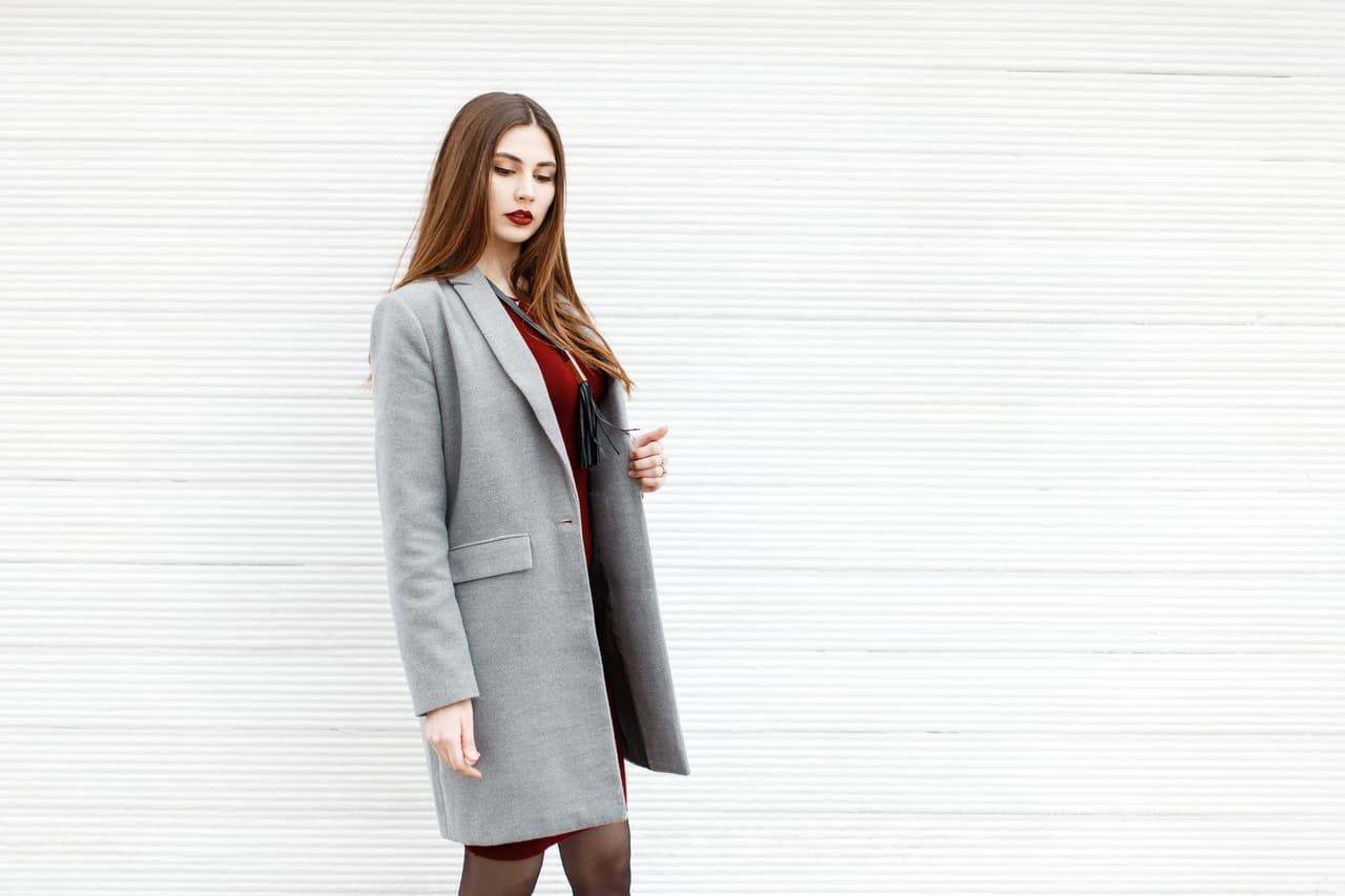 Un blaiser o gabardina 'beige' no deben faltar en tu armario ya que además de mantenerte abrigada, podrás combinarla con cualquier color.