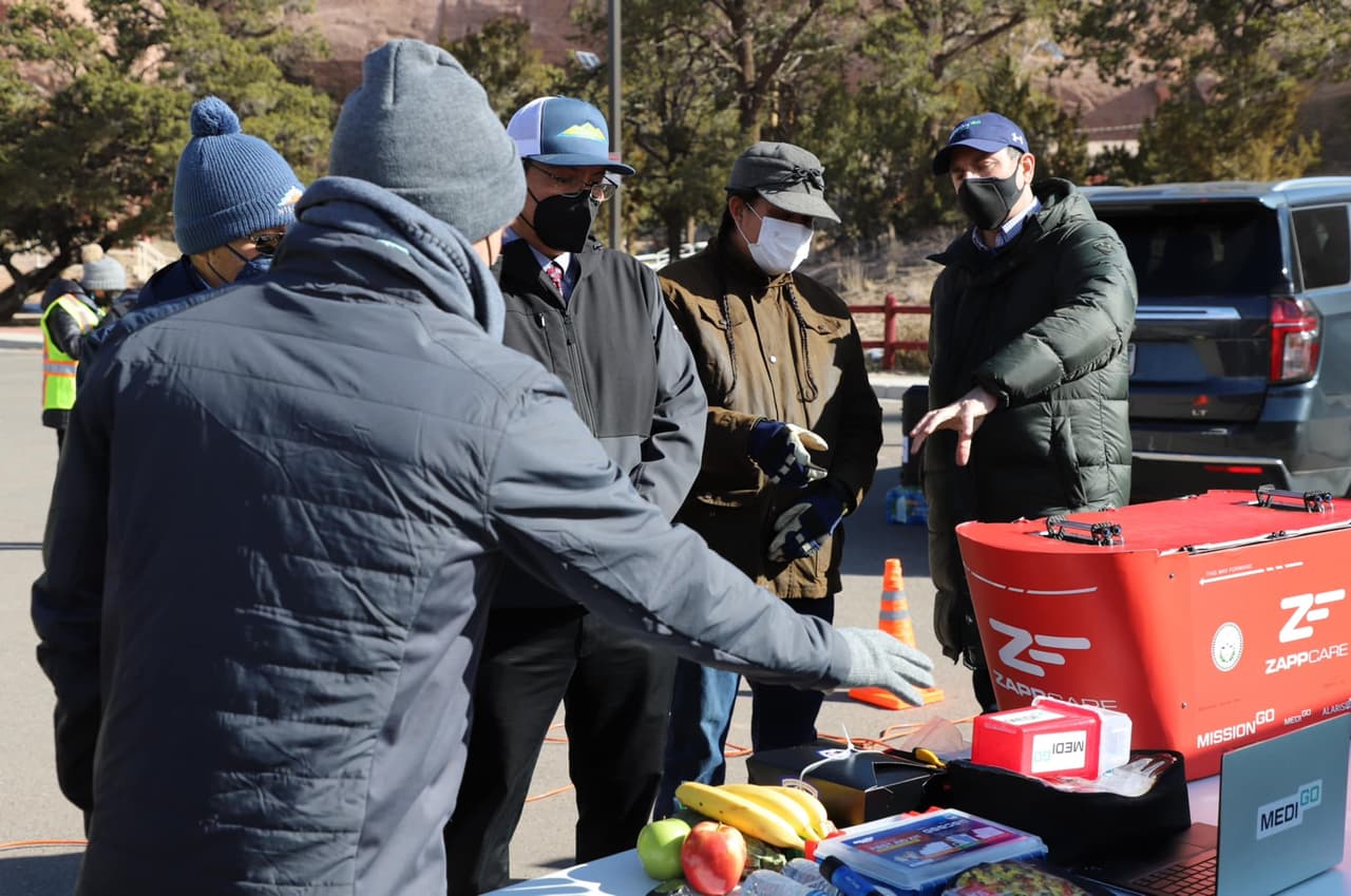 Las autoridades de esta región sumamente afectada por los contagios y las muertes a causa de la pandemia anunciaron que con la ayuda de la empresa Mission Go, que es propiedad de nativos americanos, se asociaron para
<b>lanzar el proyecto "Healing Eagle Feather"</b>.