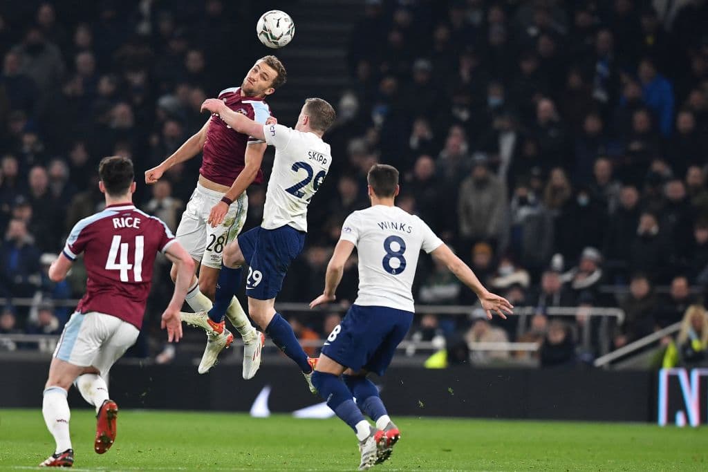 Chelsea vence tranquilamente 0-2 al Brentford, Liverpool sufre frente al Leicester City y tras un empate 3-3 consiguen el pase en la tanda de penaltis, Tottenham sabe aprovechar su localía y vencen 2-1 al west Ham United.