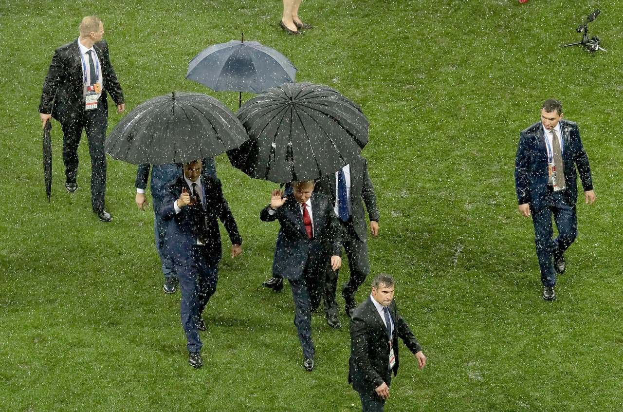 Acabado el protocolo de premiación, Putin abandonó el terreno de juego escoltado por su seguridad mientras se despedía del público presente en las tribunas.