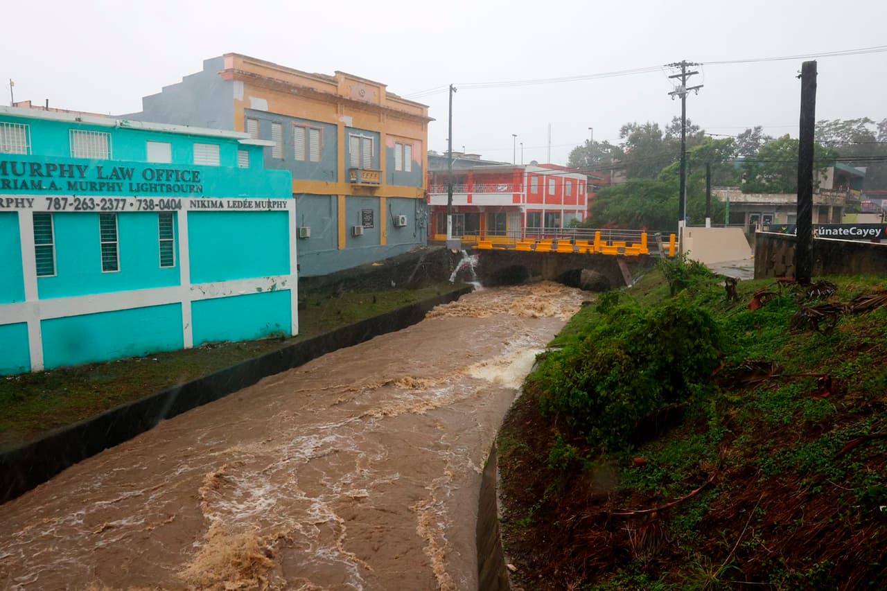 La tormenta también arrasó con un puente en la ciudad montañosa central de Utuado que, según la policía, fue instalado por la Guardia Nacional después del huracán María en 2017. En la foto se ve la crecida de un río en Cayey.