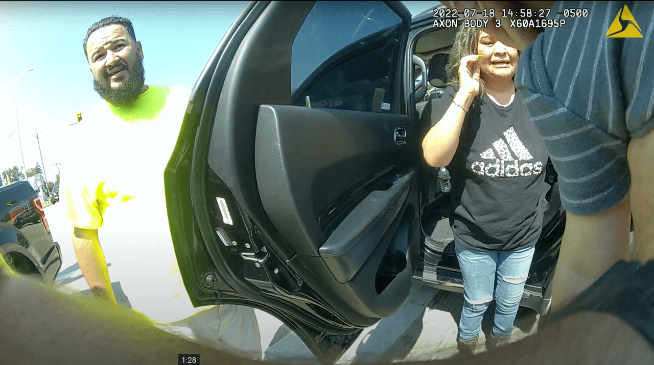 Dramático video: policía de Posen salva a un bebé inconsciente. Familia latina agradece la heroica acción