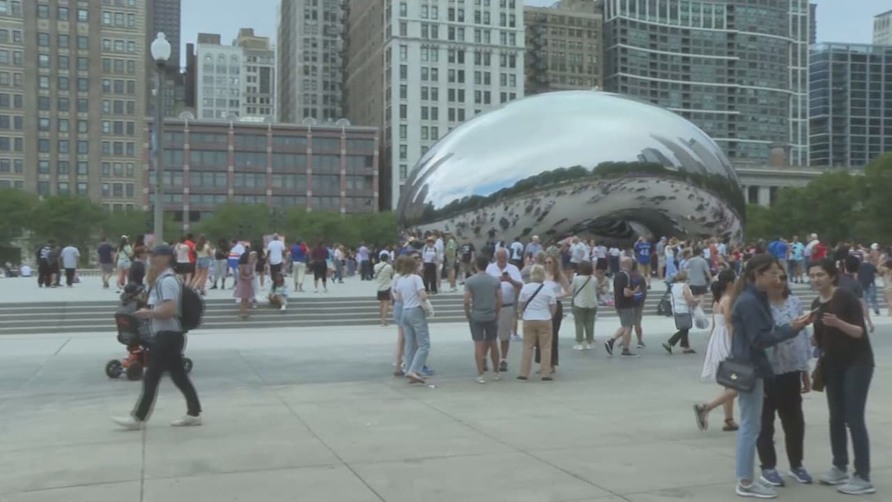 "El frijol" está compuesto por 168 placas de metal, que encajan perfectamente como un rompecabezas.