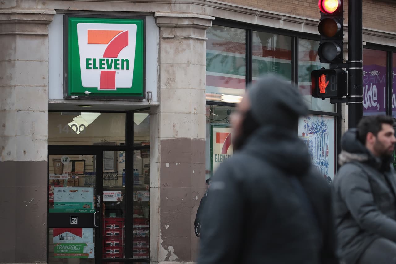 Aunque compañías como 7 Eleven no se dedican a la venta de armas ni municiones —dice
<i>Guns Down America— </i>se les otorgó una calificación porque "sus establecimientos no son inmunes al impacto de la violencia con armas". En este caso, se le otorgó una F a 7 Eleven por su política de permitir que se ingrese con armas a sus locales y no exigir regulaciones.