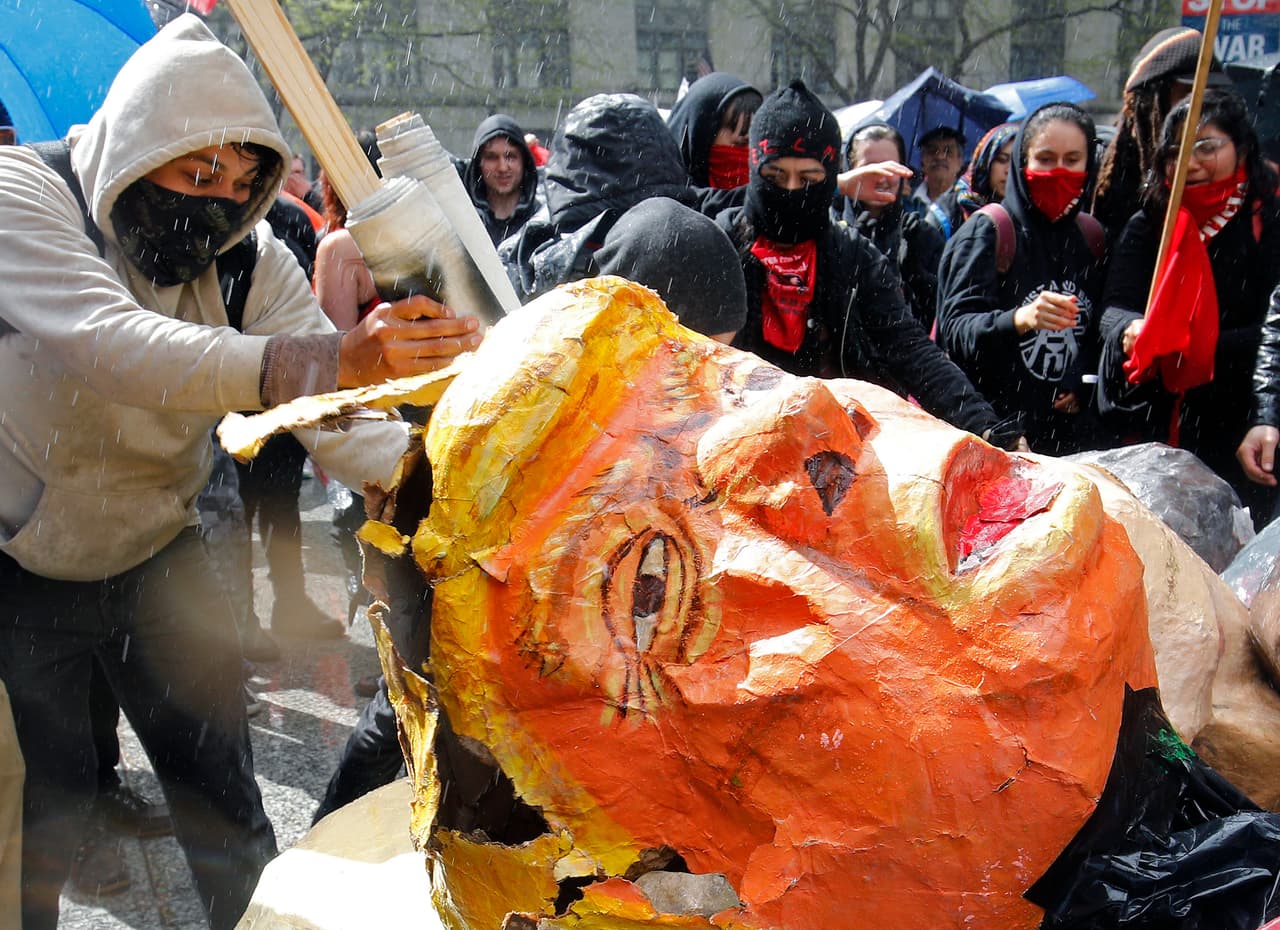 Lo que debes saber hoy, Mayo 1: protestan contra Trump, prohiben publicidad de alcohol y no habrá más juguetes tóxicos en NY