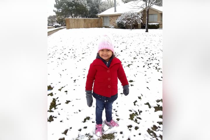 Muchos aprovecharon el raro evento para tomarse fotos, jugar con la nieve y construir el tradicional muñeco navideño.