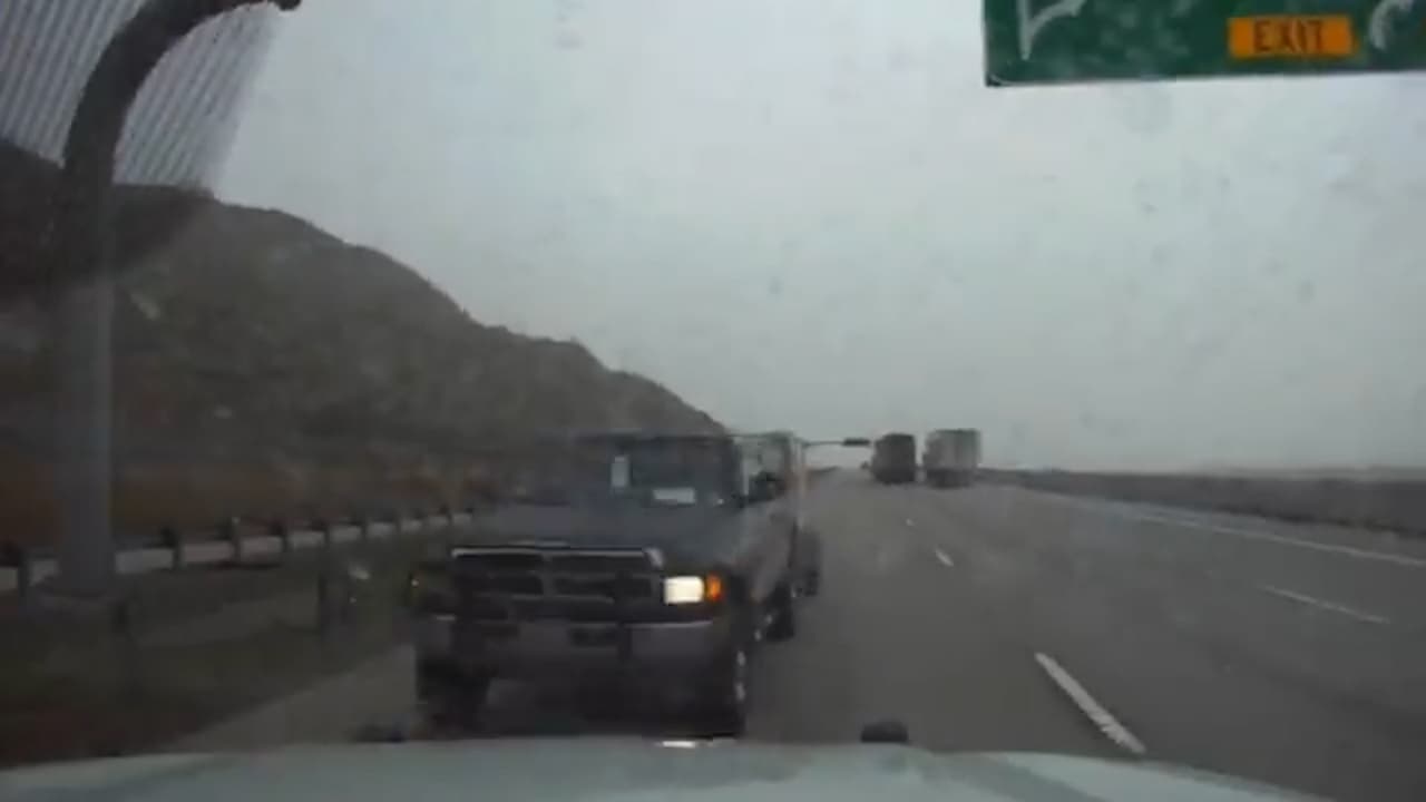 Patrulla de Carreteras de Utah choca contra vehículo en sentido contrario.