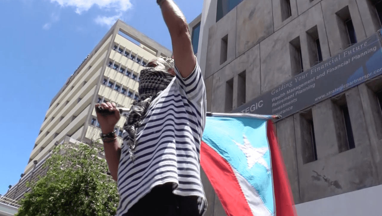 12. La moratoria a todos los pagos: hipoteca y/o renta, agua, luz, teléfono, Internet, tarjetas de crédito, préstamos, entre otros. En momentos en donde más de 300 mil personas se han registrado en la oficina del desempleo urge garantizar un techo seguro y cubrir las necesidades básicas de las personas.