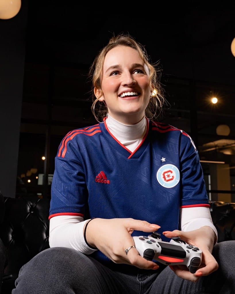 El diseño de la camiseta incluye un sutil dibujo en relieve que imita la arquitectura de la Water Tower. Es azul oscuro con vivos en rojo brillante.
<br>
<br>