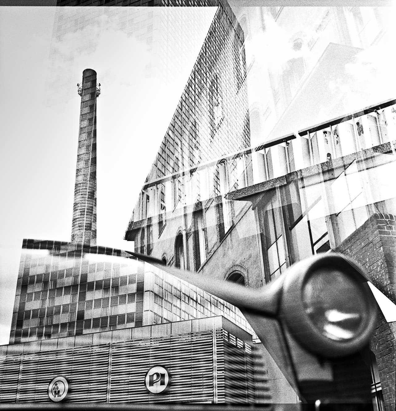 El joven tomó su cámara con dos rollos de 36 fotografías y se fue a probar suerte a una de las estrictas puertas de entrada. Presentó su pasaporte y logró cruzar el muro para develar el misterio. Esta imagen, una doble exposición fotográfica, mezcla la arquitectura del lado este con un Trabant, un auto producido en los últimos años de la República Democrática Alemana que se convirtió en un símbolo de su colapso.