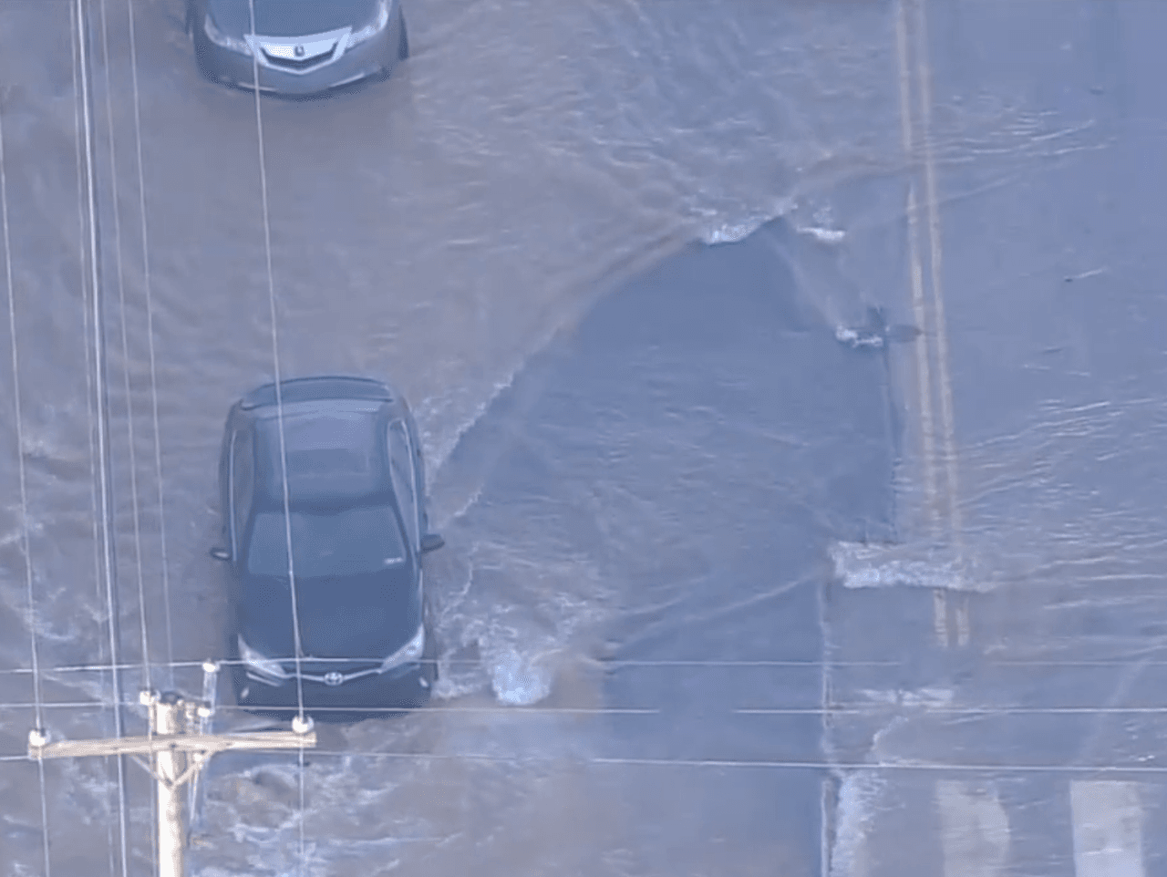 El helicóptero 6, de nuestros socios editoriales en
<b> 6abc Action News</b>, sobre la escena mostró agua fluyendo por varias calles y atrapando vehículos.