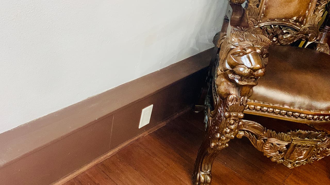 Como las paredes son antiguas y fueron edificadas con ladrillo y concreto, los cables de electricidad fueron instalados en la base de la pared.