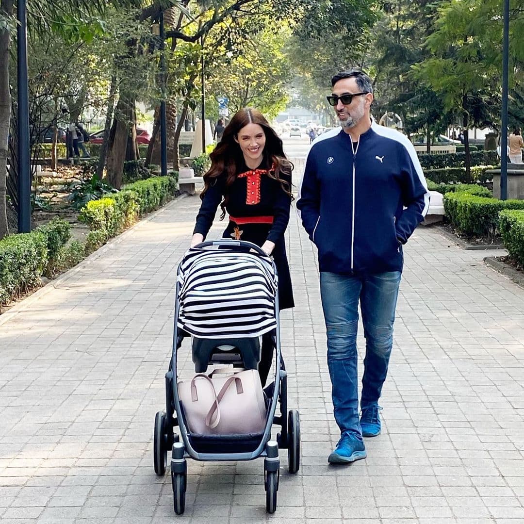 En algún momento también se plantearon establecerse en México, pero quedó descartado por la barrera del idioma. "
<b><a href="https://www.univision.com/famosos/el-esposo-de-marlene-favela-lamenta-no-estar-en-un-baby-shower-y-le-han-hecho-3-fotos" target="_blank">Que (mi esposo) venga a México es muy complicado</a> </b>por el idioma, no habla español".
<br>