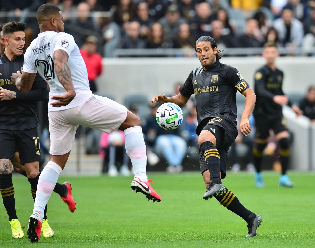 Sombrerito de Carlos Vela sobre el defensor Roman Torres y el mexicano se va con el balón dominado.