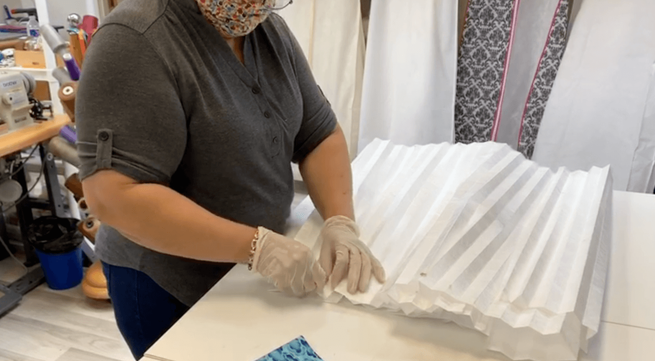 "Tenemos tres semanas sin trabajar y dejar de hacerlo cuando llevas toda la vida trabajando es fuerte. No estamos ganando dinero, pero estamos poniendo nuestro granito de arena con nuestro tiempo", dijo Raquel Dahl, propietaria del taller.