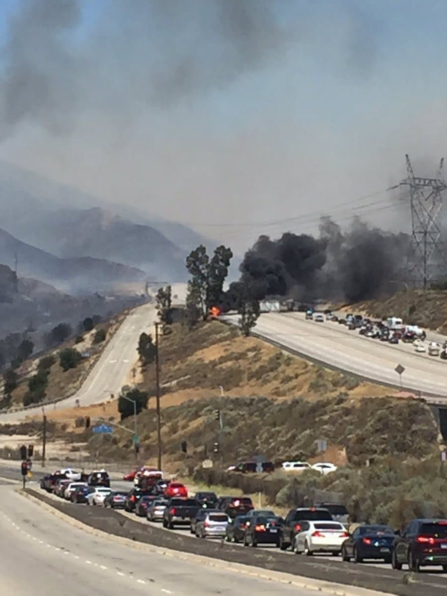 El humo negro sale de la camioneta de NBC incendiada.