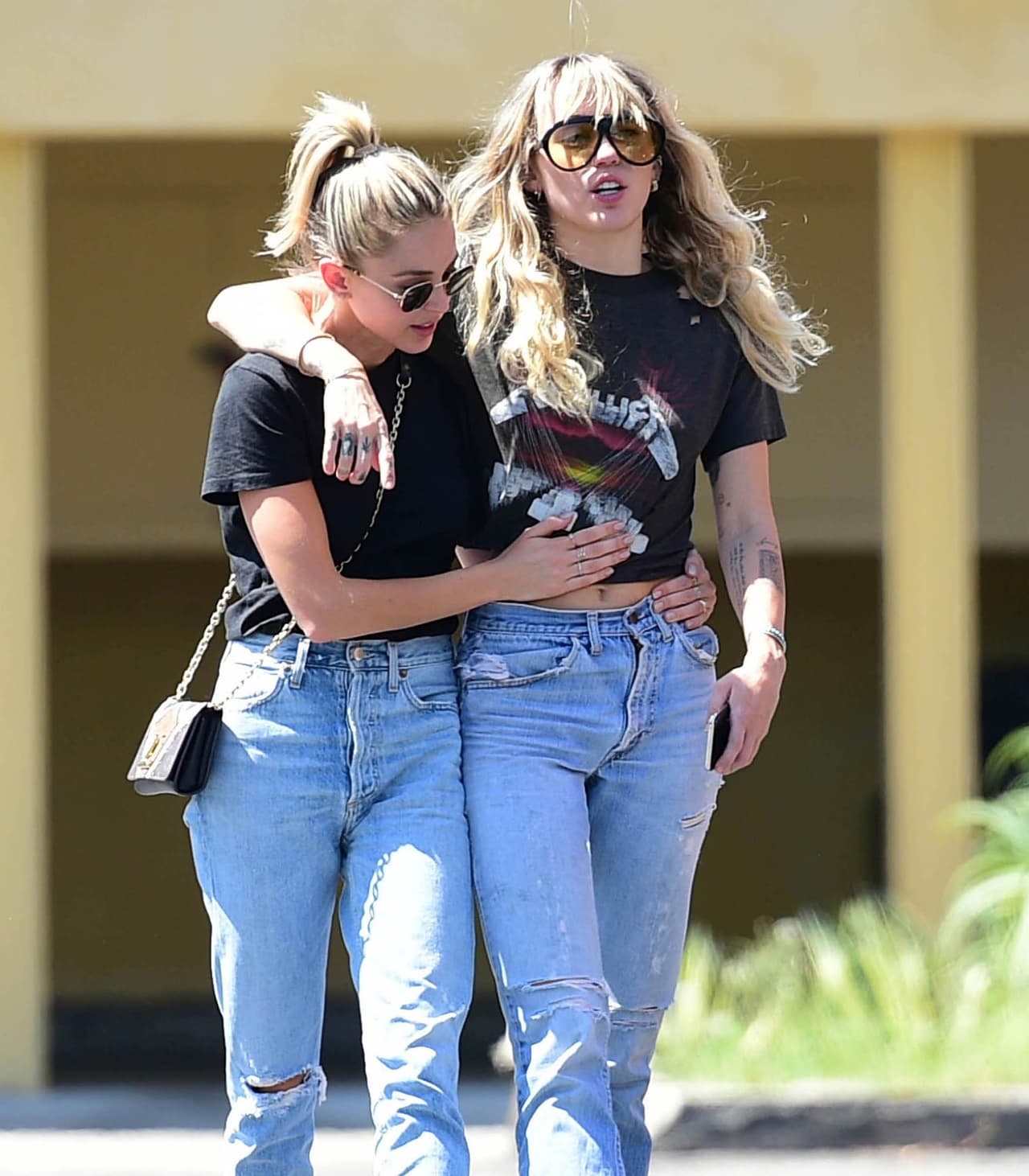 Antes de comenzar su romance con Cody, Miley mantuvo una breve relación con la 'influencer'
<b><a href="https://www.univision.com/famosos/kaitlynn-carter-admite-que-se-enamoro-de-miley-cyrus-y-se-sintio-exactamente-bien-fotos">Kaitlynn Carter</a></b>.
<br>