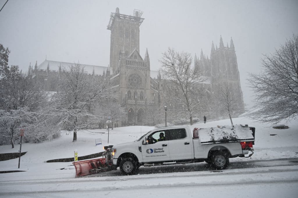 Las máquinas
<b>quitanieves </b>trabajan desde el amanecer en todo el área de Washington DC. En la imagen, uno de los vehículos de limpieza pasa junto a la Catedral Nacional.
